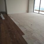 instalación de piso de madera machiembrada