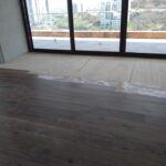 instalación de piso de madera sólida